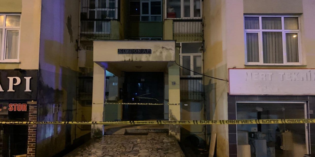 Dev dalgalar işletmenin camlarını kırdı. 8 katlı apartman boşaltıldı