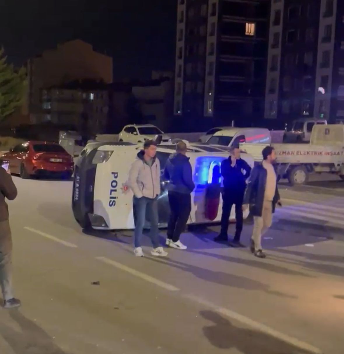 Polis aracı ile otomobil çarpıştı: 2'si polis 6 yaralı