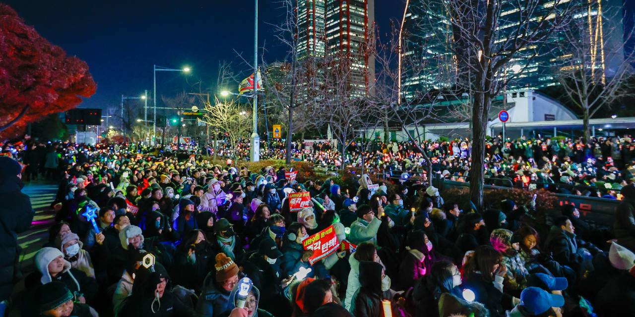 Güney Kore'de halk devlet başkanına tepki için sokağa indi