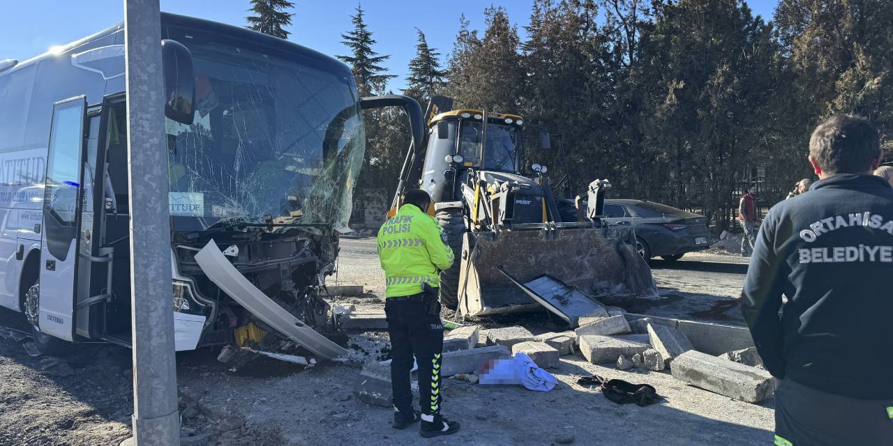 Nevşehir'de turist otobüsü ile iş makinesi çarpıştı. 6 yaralı