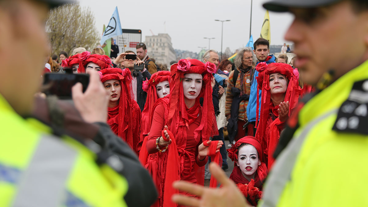 Londra'da çevreciler 'iklim değişikliği' protestosu yaptı: 209 gözaltı