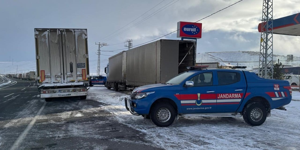 Ardahan-Kars kara yolu ağır tonajlı araçlara kapatıldı