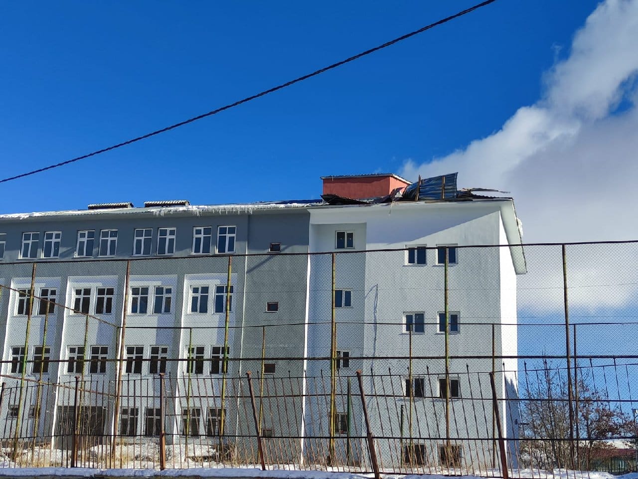 Mardin'de kuvvetli rüzgara dayanamayan çatı uçtu