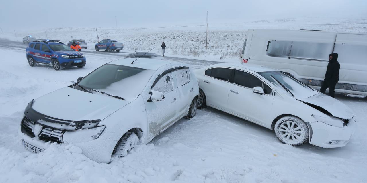 Kars'ta zincirleme trafik kazasında 1 kişi yaralandı