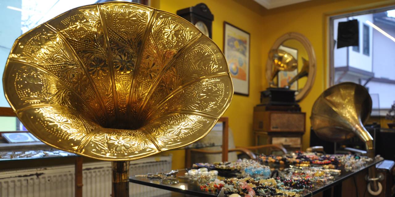 Antika gramofonlar bu dükkânda yeniden çalıyor