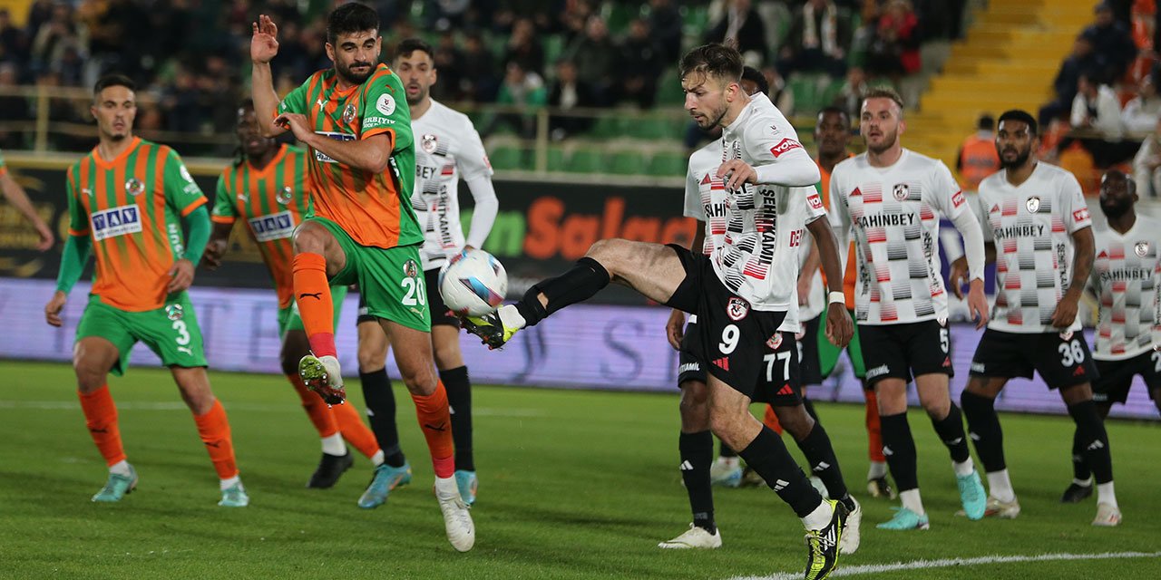 Alanyaspor yakasını kurtardı