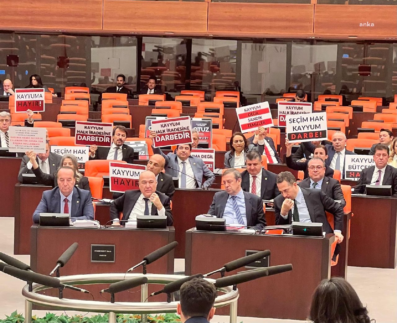 TBMM'de Bakan Yerlikaya'ya protesto: Kayyum halk iradesine darbedir