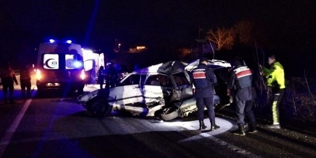 Otomobille yolcu otobüsü çarpıştı. 2 ölü