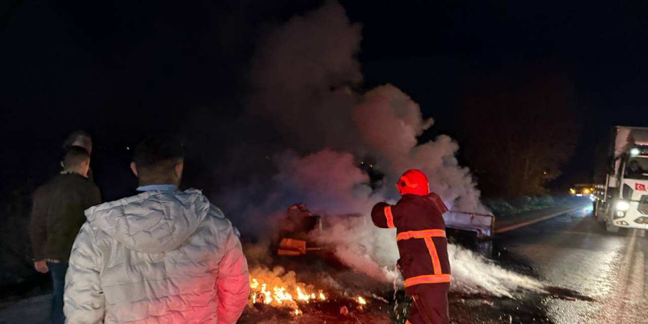 Mobilya yüklü kamyonet alev alev yandı