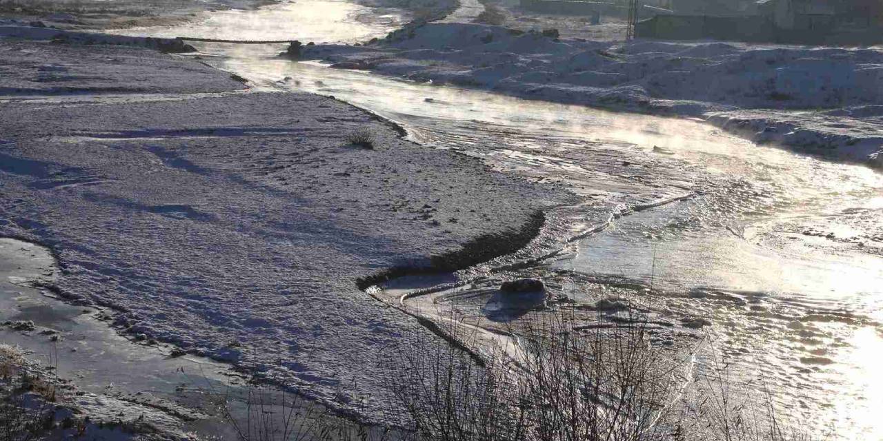 Murat Nehri kısmen buzla kaplandı