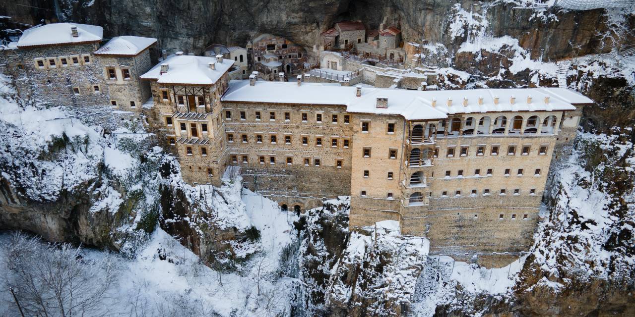 Sümela Manastırı beyaza büründü
