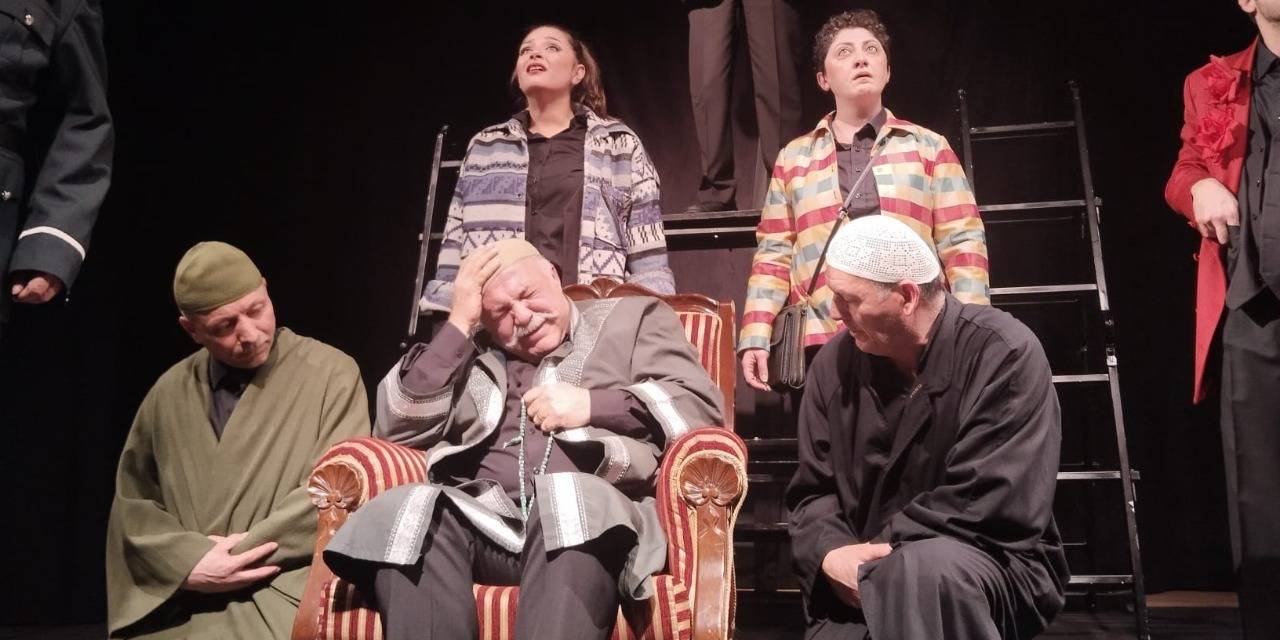 Aziz Nesin anısına sahnelenen oyun tiyatroseverlerle buluştu