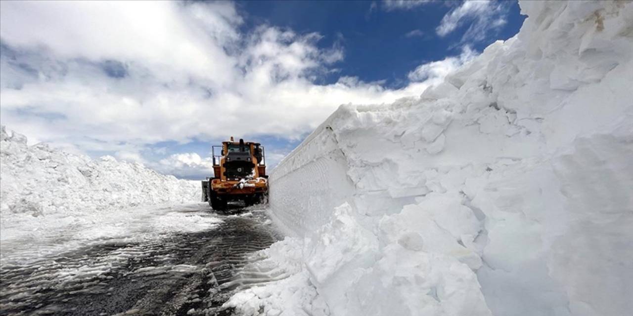 Kar ve tipi nedeniyle kapanan kara yollarında çalışma başladı