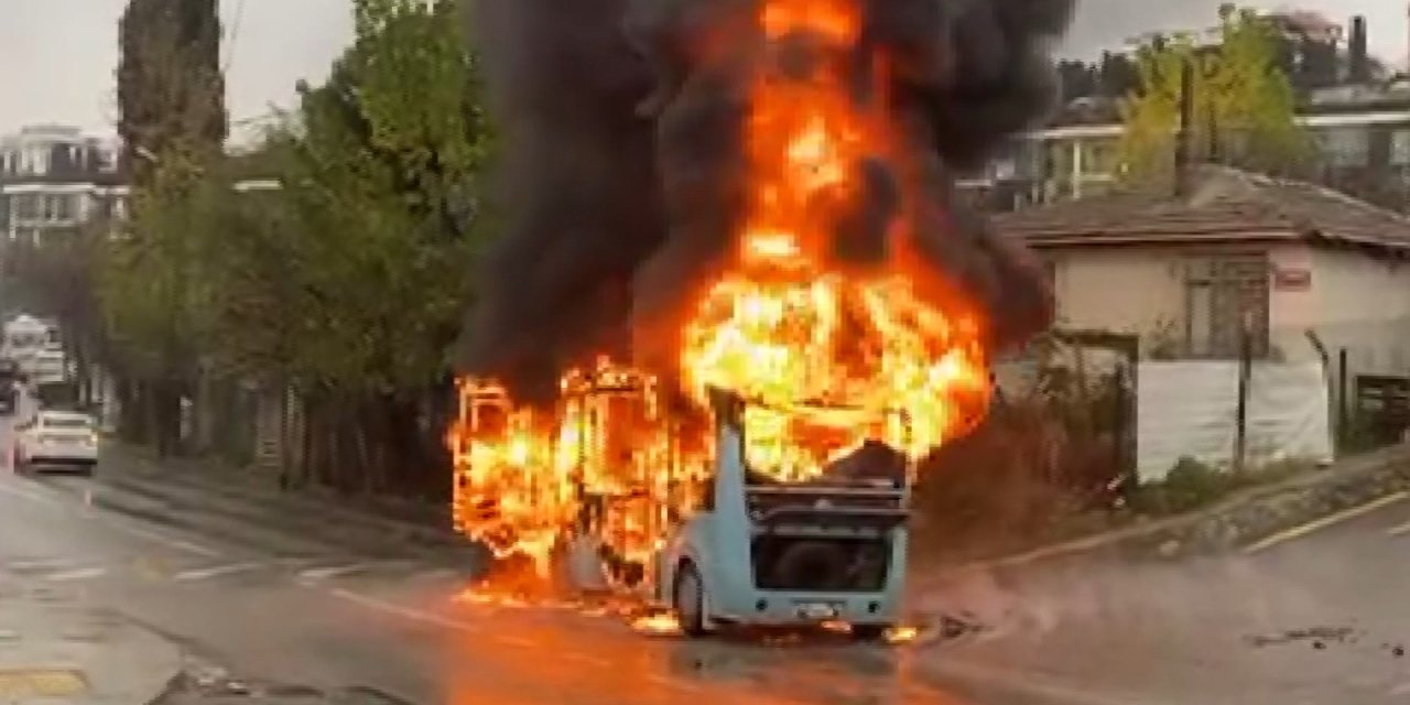 İstanbul'da seyir halindeki yolcu minibüsü yandı