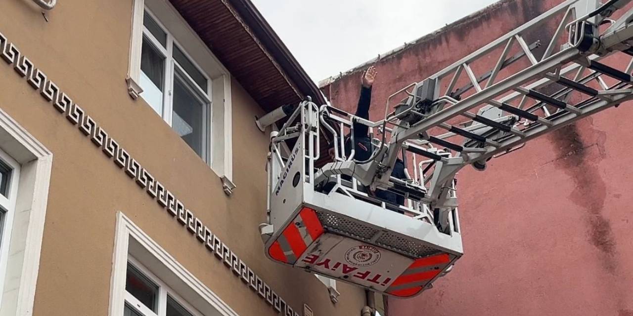 Kilitli kalan Alzheimer hastasını itfaiye kurtardı