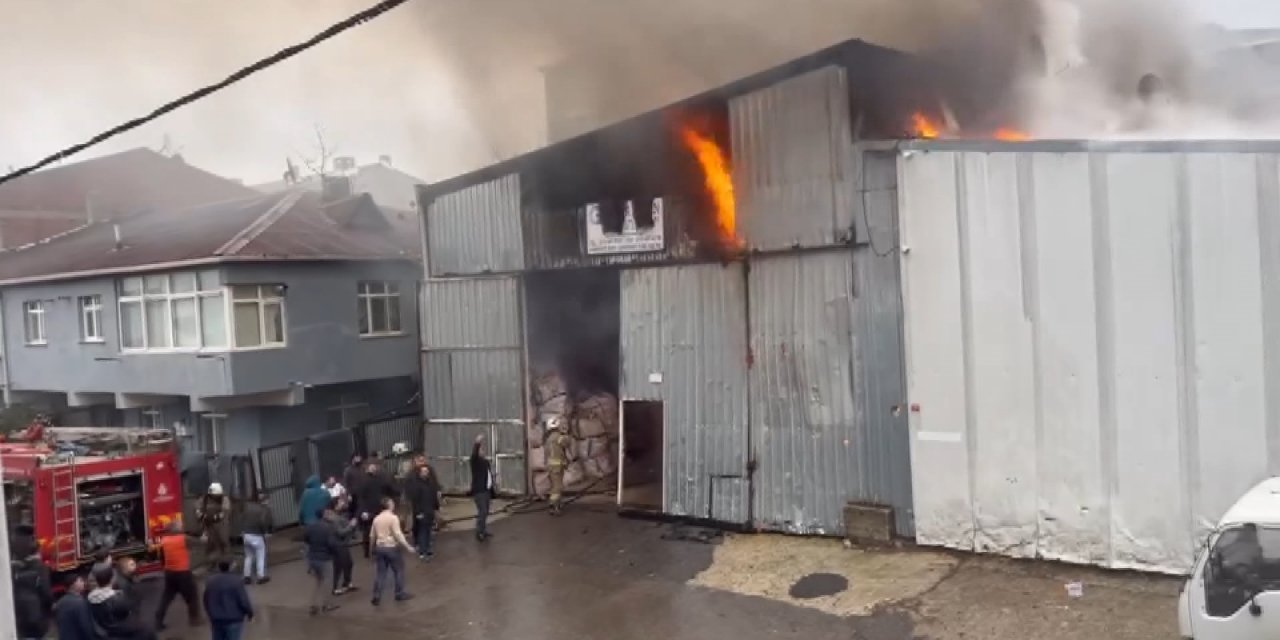 Sultanbeyli’de palet üretim atölyesinde yangın