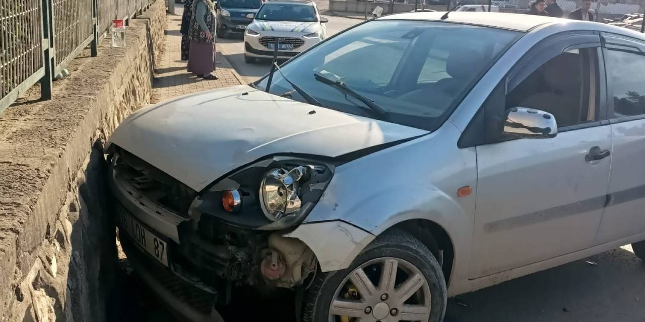 Otomobiller kafa kafaya çarpıştı: 4 yaralı