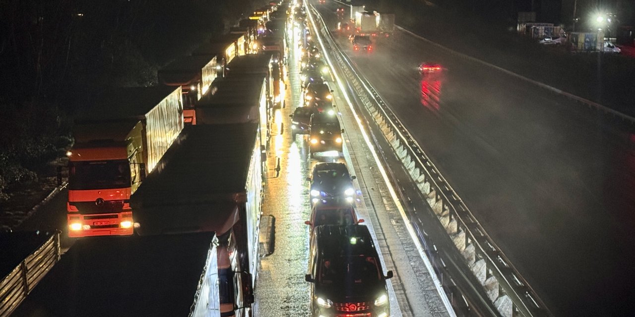 Anadolu Otoyolu'nda devrilen tır ulaşımı aksattı