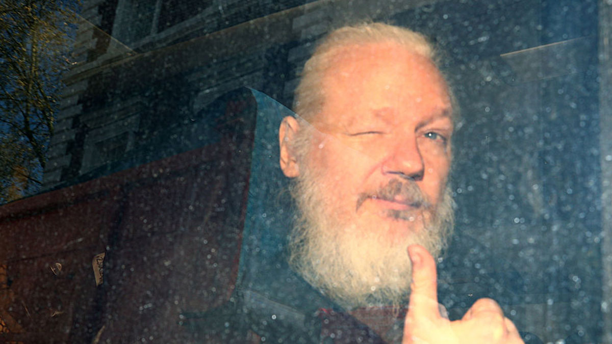 Assange'ı, yatakta ıstakoz sefasının sızması yaktı!