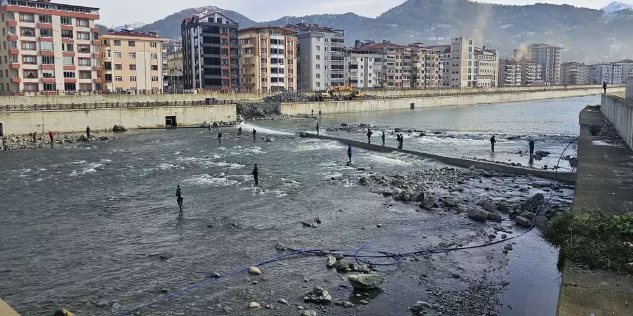 Duyan herkes akın etti. Çuvallara doldurup götürdüler