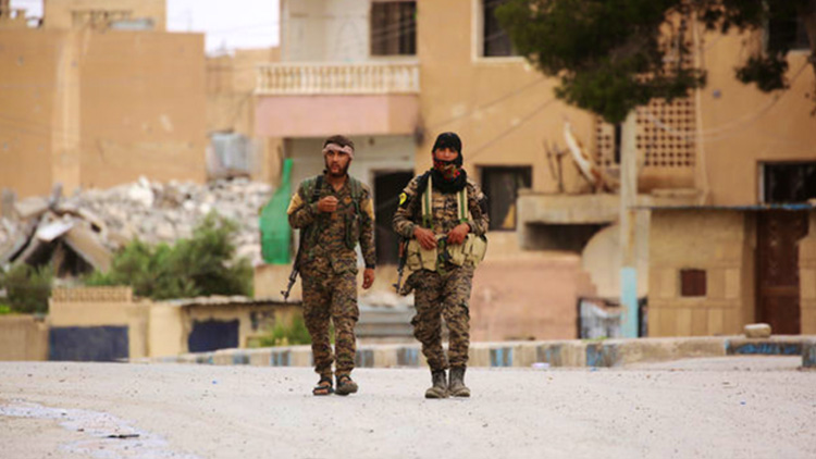 Suriye'de YPG'li teröristler yağmaya başladı: Sivillerle çatıştılar!