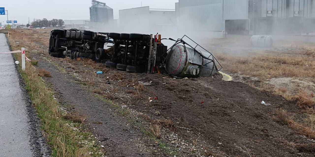Konya'da elim kaza! Asit yüklü tanker devrildi
