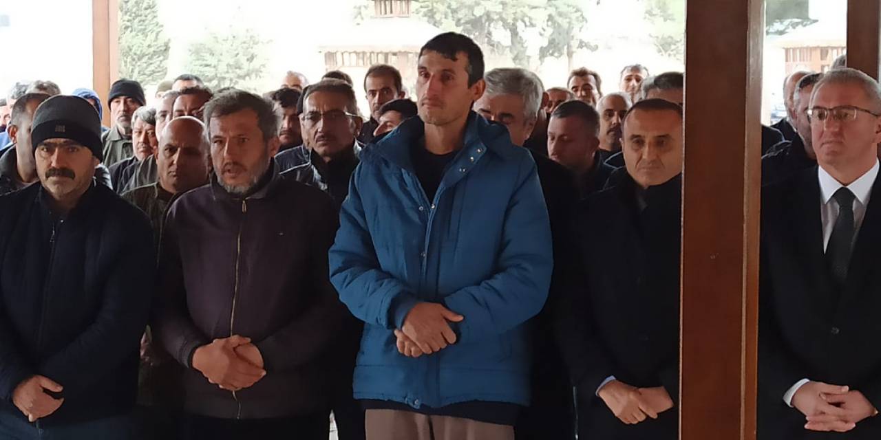 Bir babanın en zor günü: Eşi ve 3 çocuğunu toprağa verdi