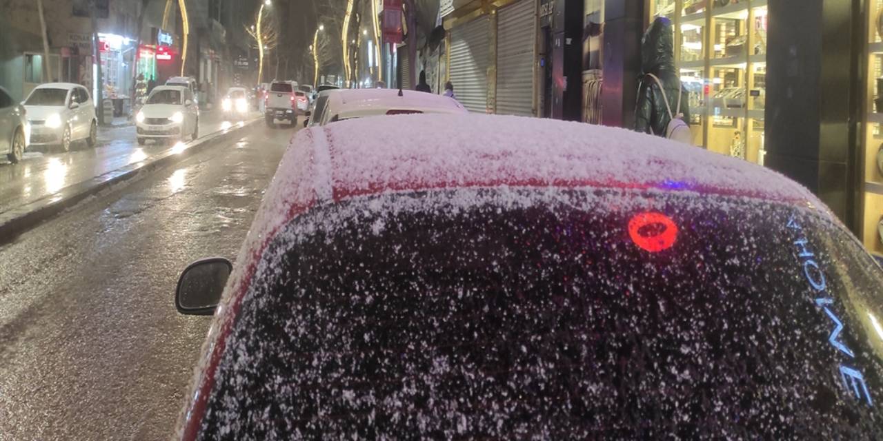 Van'da kar yağışı nedeniyle 21 yerleşim yeri ulaşıma kapandı