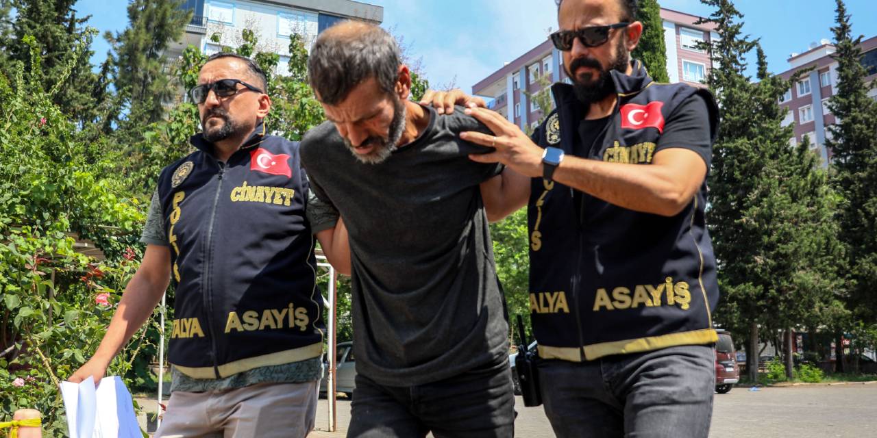 Arkadaşını çocuk parkında öldürdü