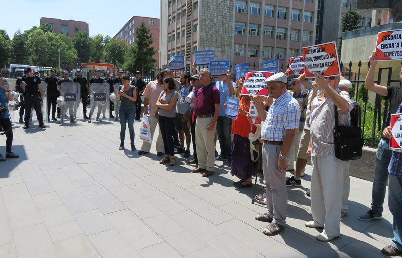 MEB önünde Ensar Vakfı protestosu: "Ensarcı değil, laik Türkiye"