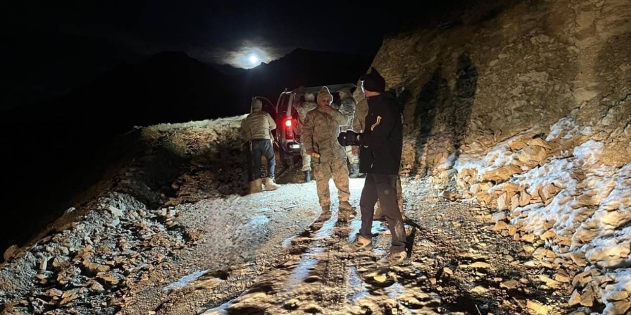 Mahsur kalan dağcıyı jandarma ekipleri kurtardı