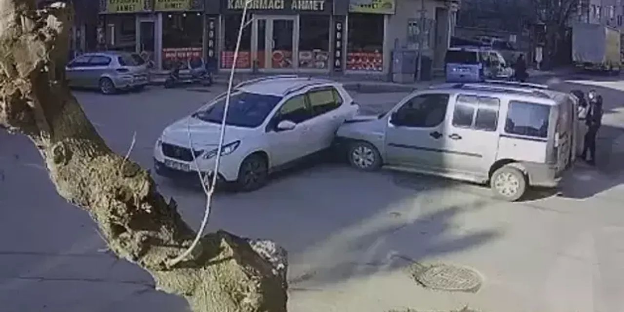 Otomobille ticari araç çarpıştı: 3 yaralı