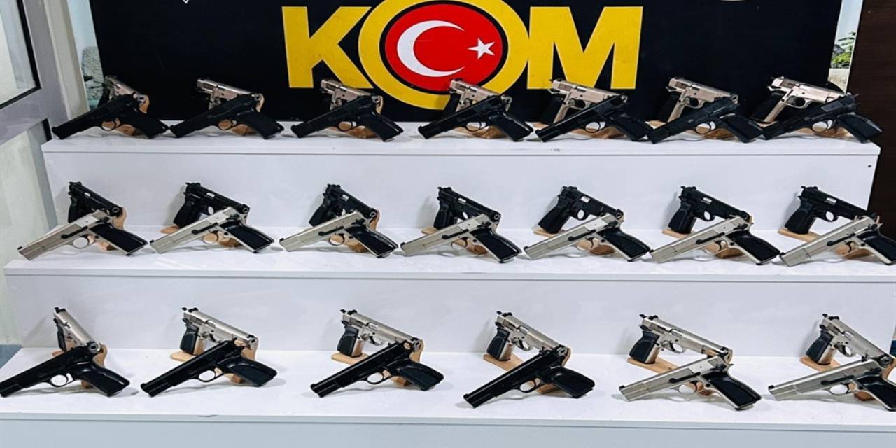 Adana'da polis ekiplerinin durdurduğu otobüste 40 ruhsatsız silah bulundu