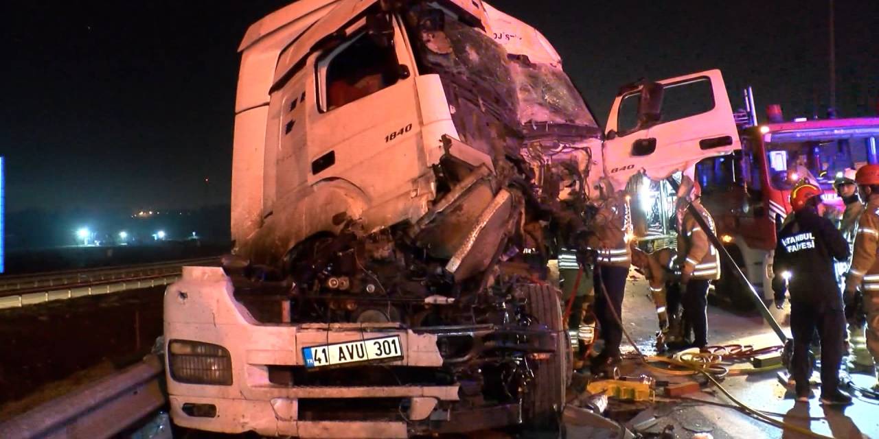 İki TIR kafa kafaya çarpıştı! Yaralılar var