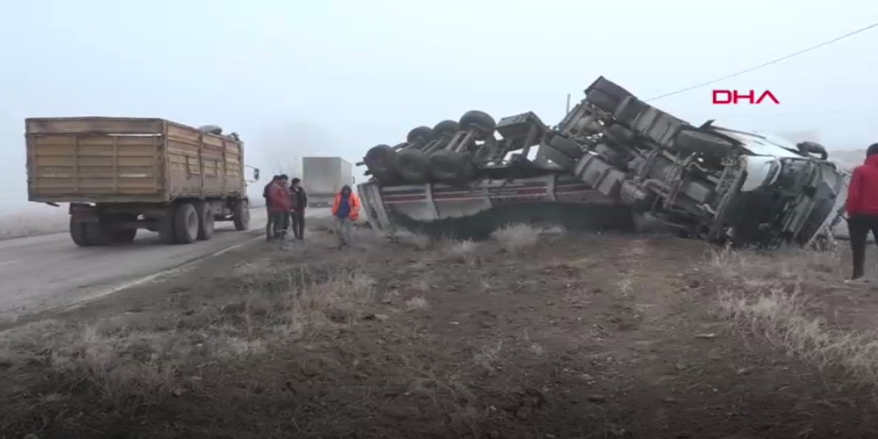 Kamyon ve kamyonet şarampole yuvarlandı