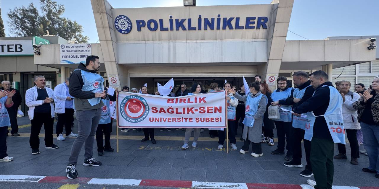 Ege Üniversitesi Hastanesi'nde çalışan sağlık emekçileri teşvik ödemelerini protesto etti