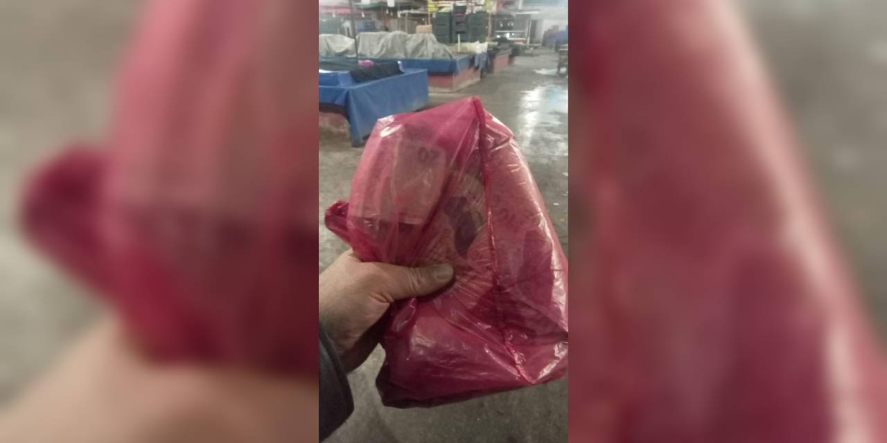 Pazarda bir poşet dolusu para bulunca bakın ne yaptılar