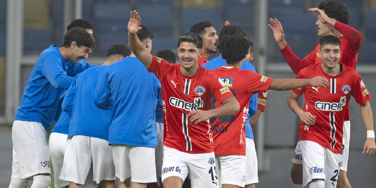 Otobüsle gelip 15 yaşındaki futbolcularla tur atladılar