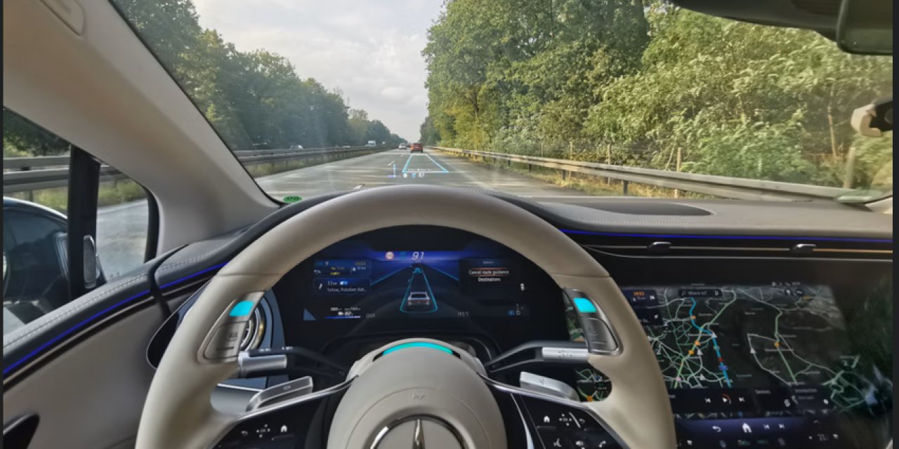 Mercedes sınırları aştı. Araba sürerken film izleyebilirsiniz