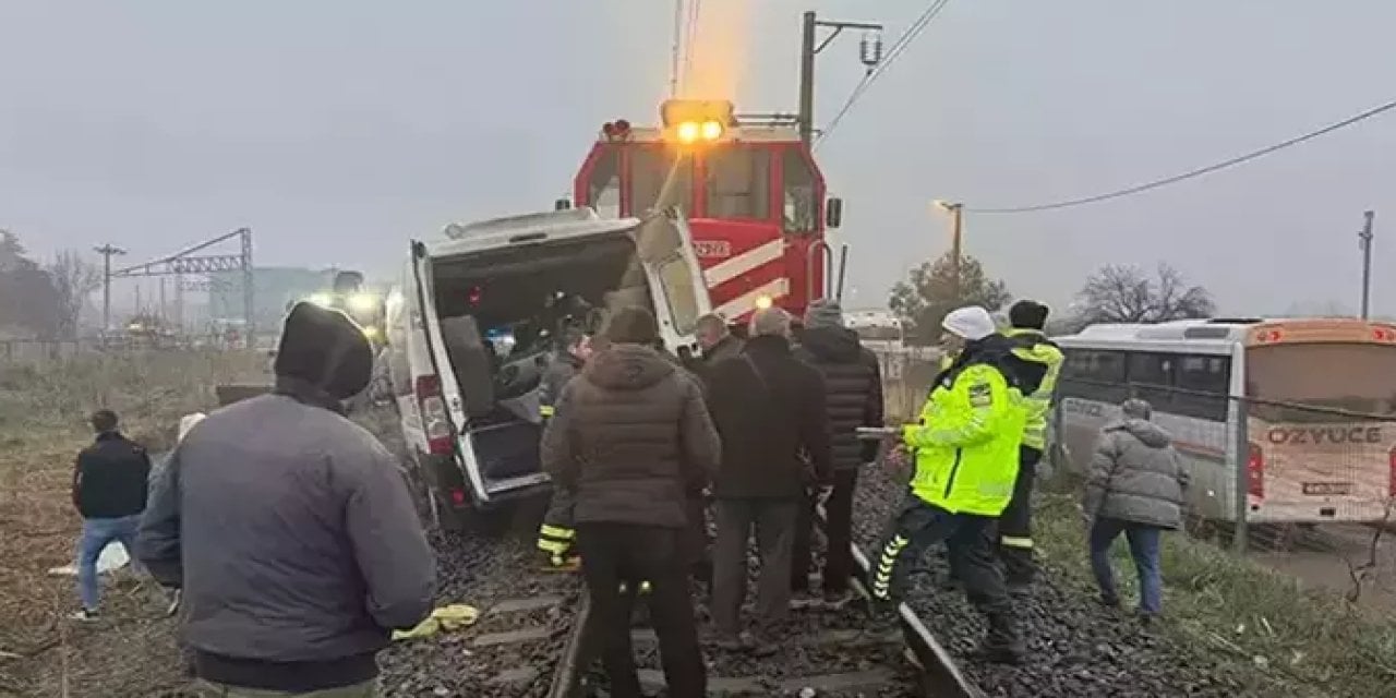 Yük treni işçi taşıyan servise çarptı