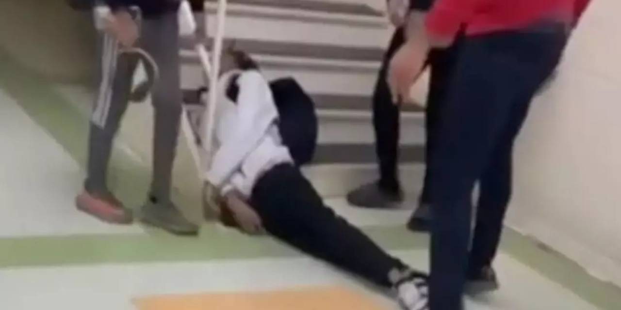 Okula gelen veli çocuğun boynunu sıkıp merdivenden aşağı itti