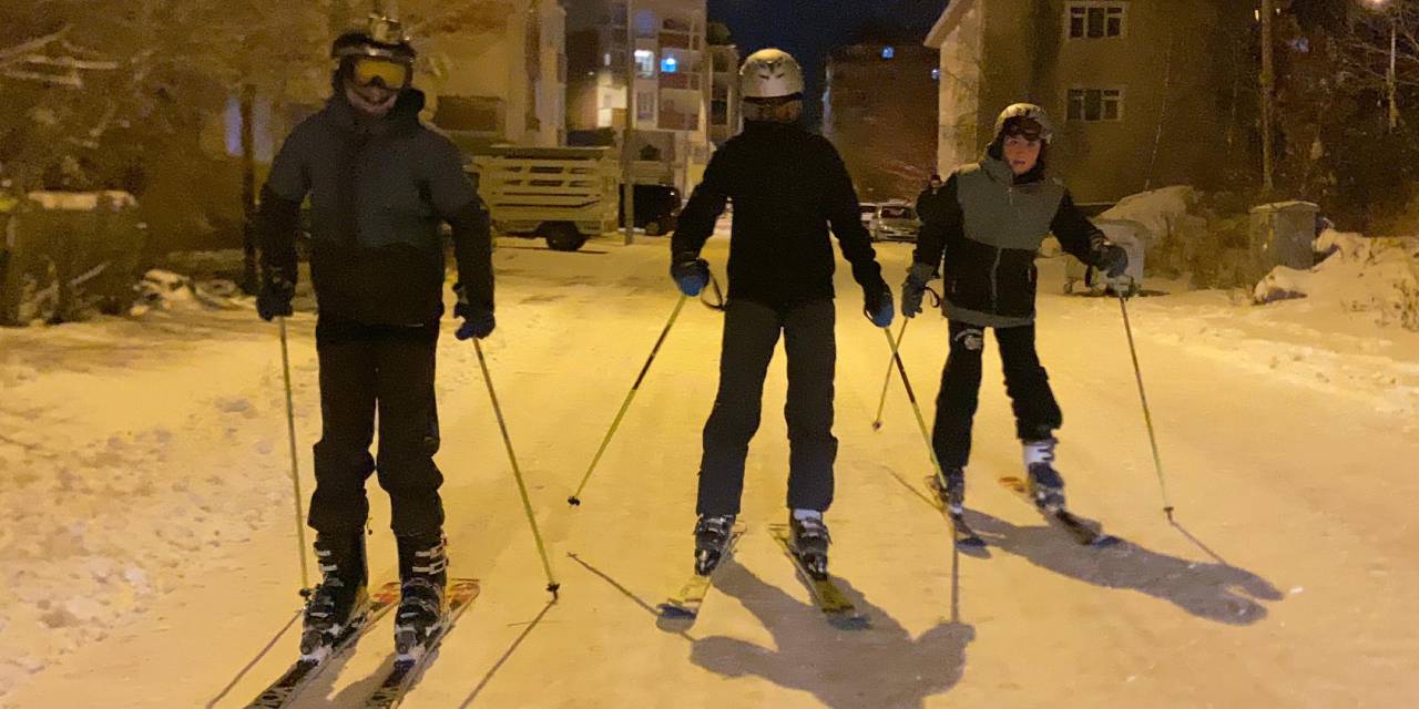 Kar kalınlığı 22 santimetreye ulaştı. Sokakta kayak yaptılar