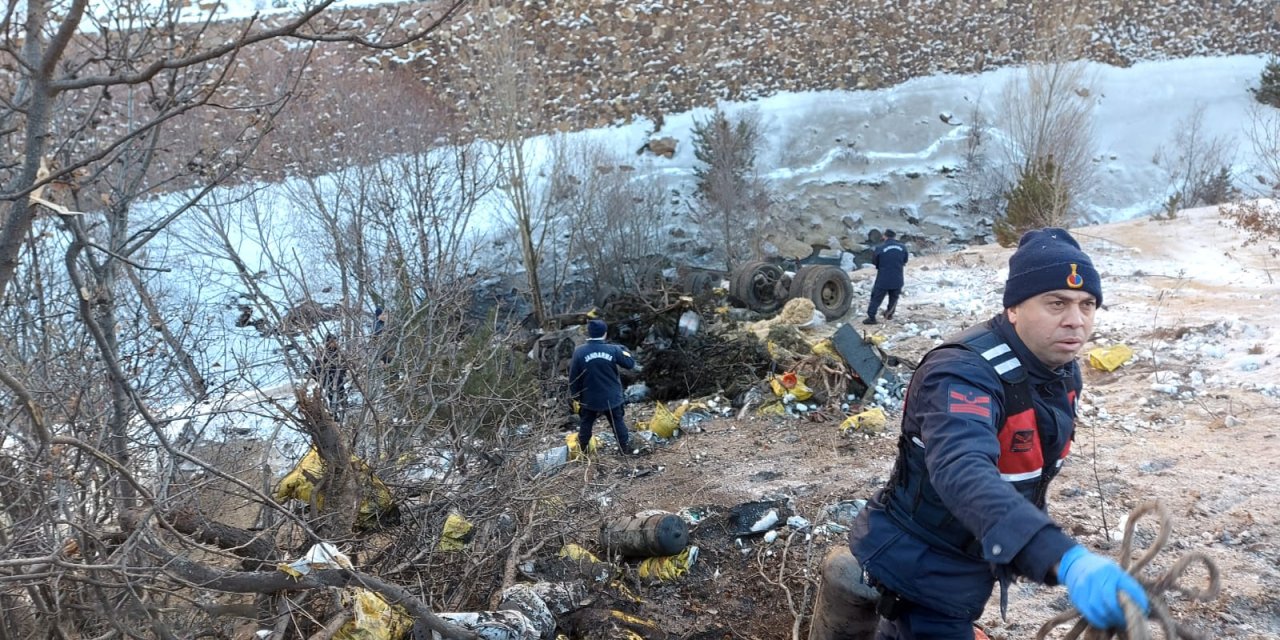 Kamyon parçalara ayrıldı. Cenazeye ancak sabah ulaşılabildi