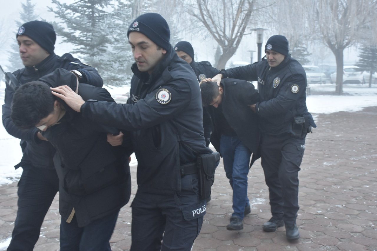 Davalı aileler adliyede kavga etti. Adliye karıştı