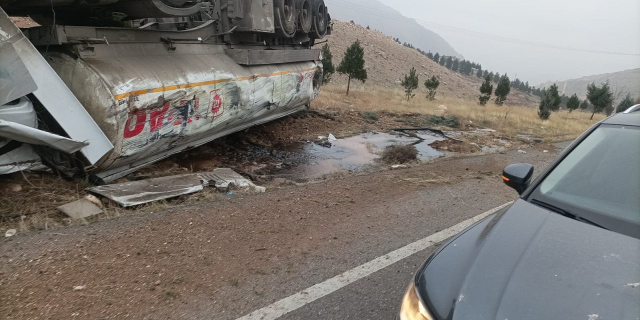 Devrilen tankerin şoförü yaralandı, ham petrol etrafa saçıldı