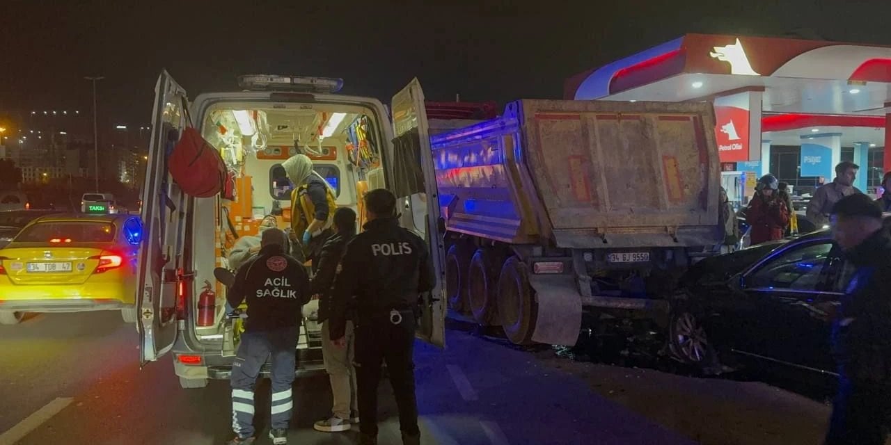 Zeytinburnu'ndaki trafik kazasında 1'i polis 3 kişi yaralandı