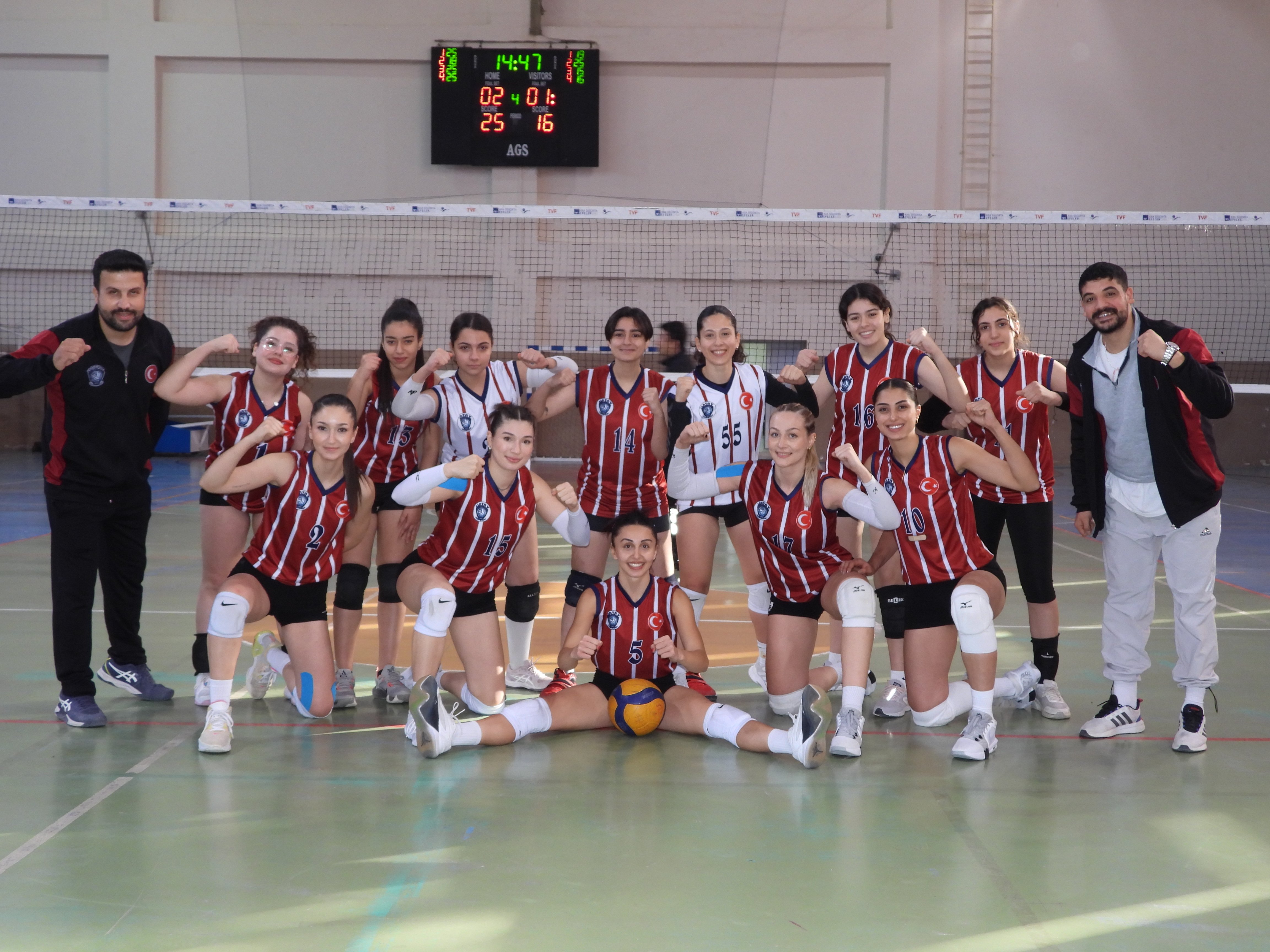 Depremzede voleybol takımından şampiyonluk mücadelesi