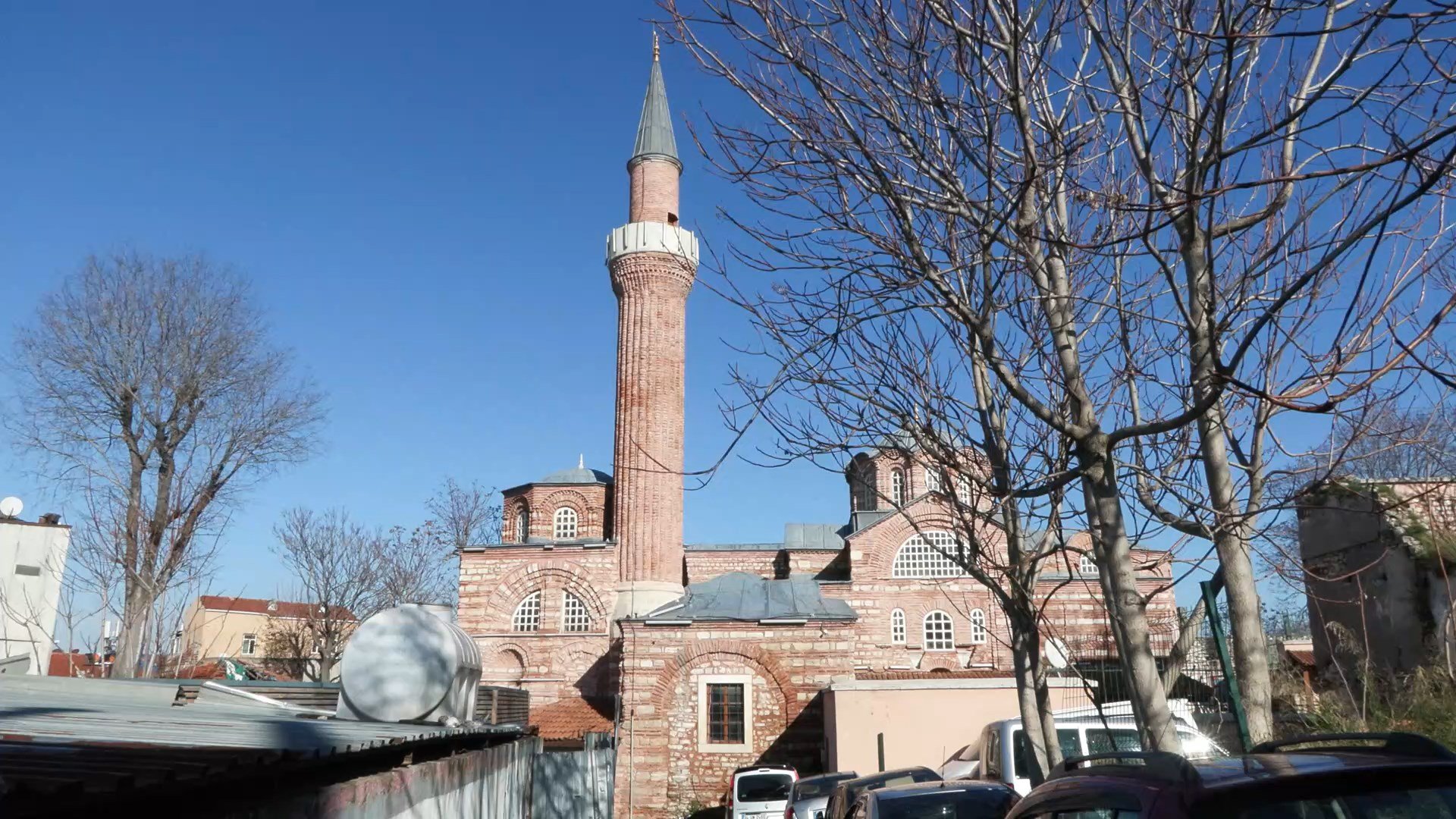 900 yıllık tarihi Camii'nin çevresi çöp yığınlarıyla doldu