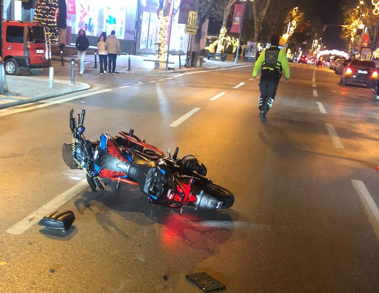 Kadıköy'de "dur" ihtarına uymayarak polise çarpan sürücü tutuklandı