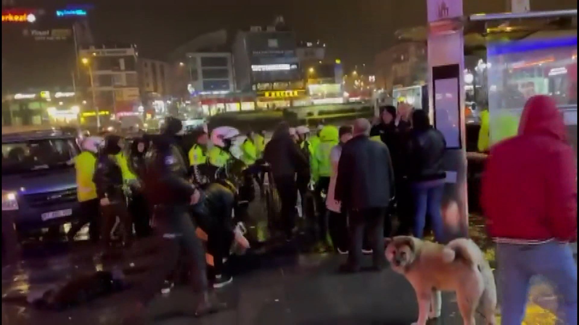 Polis otosuna çarpan sürücünün yakınları polise saldırdı